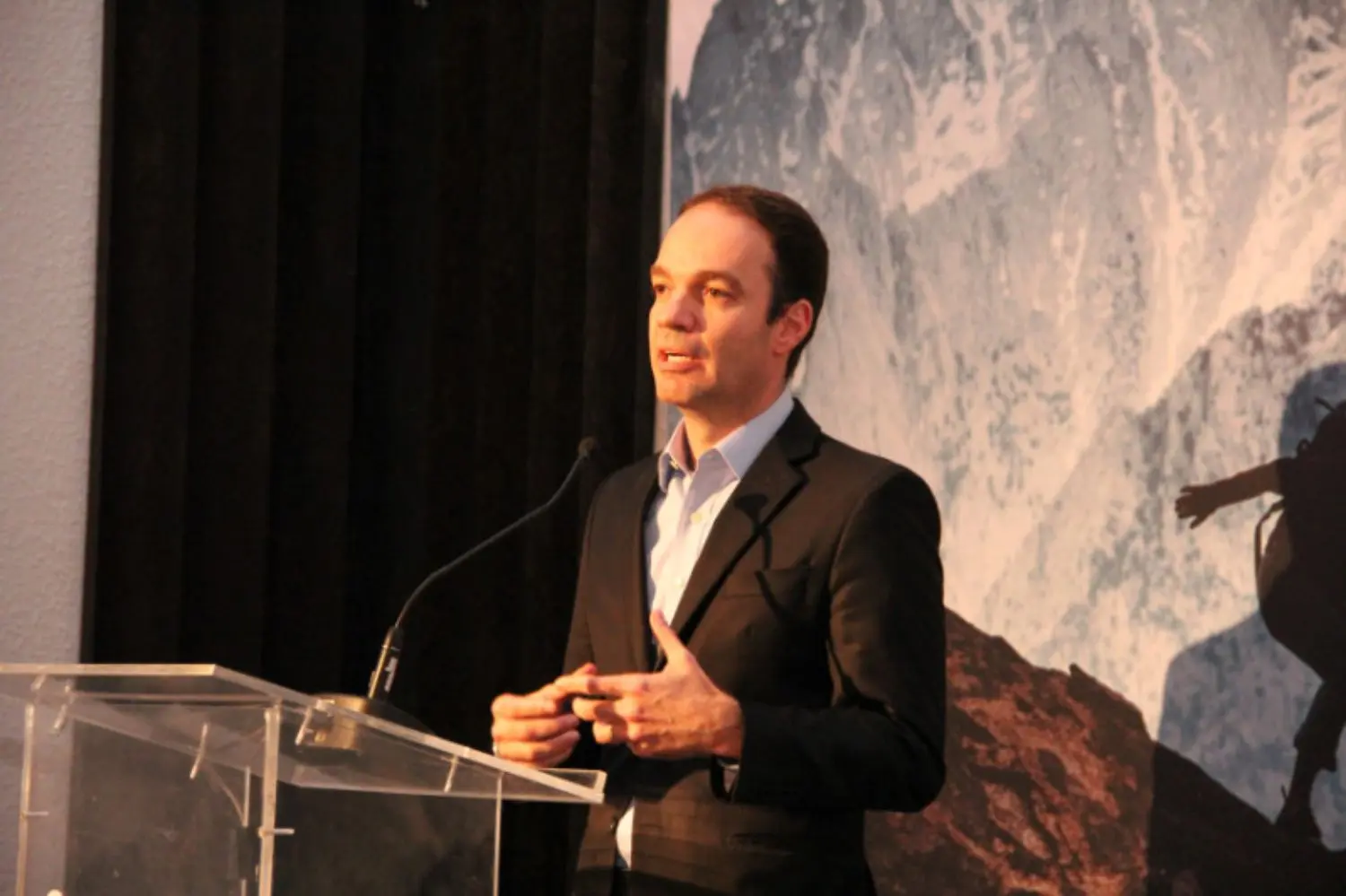 Expert is speaking into microphone in Curitiba.