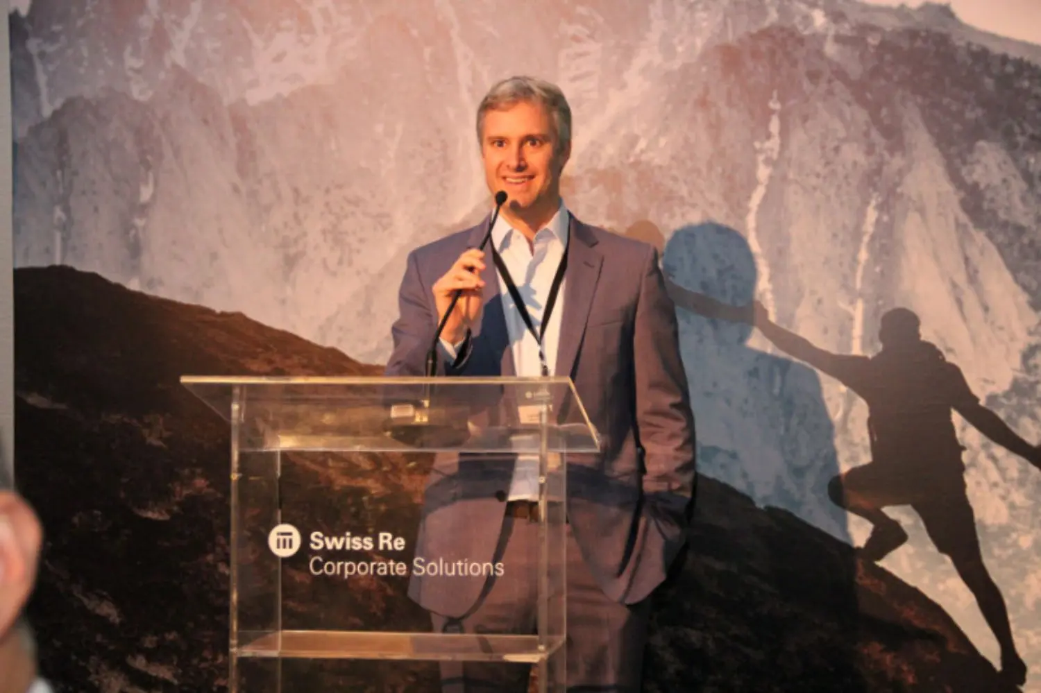Expert is speaking into microphone in Curitiba.