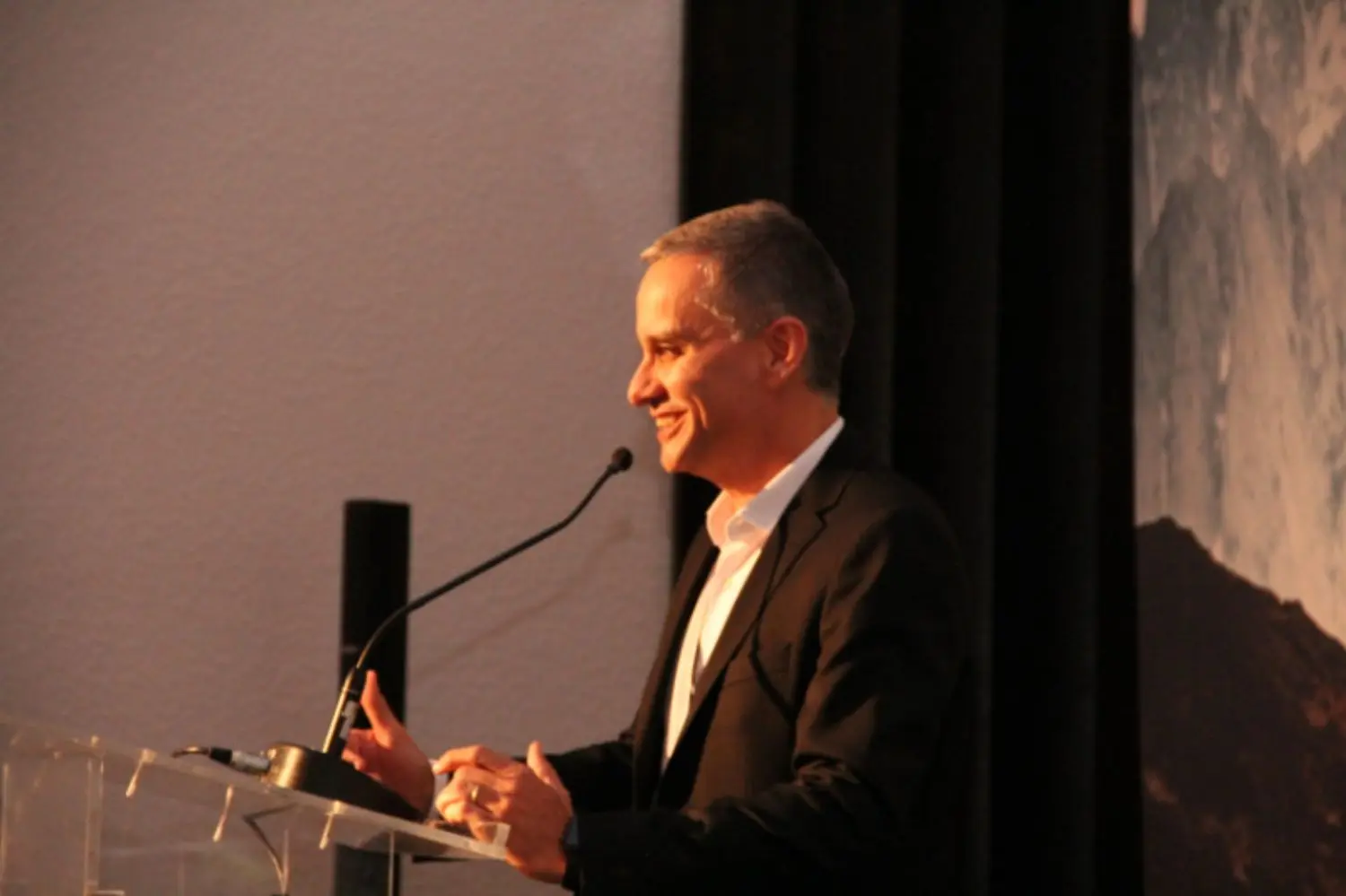 Expert is speaking into microphone in Curitiba.