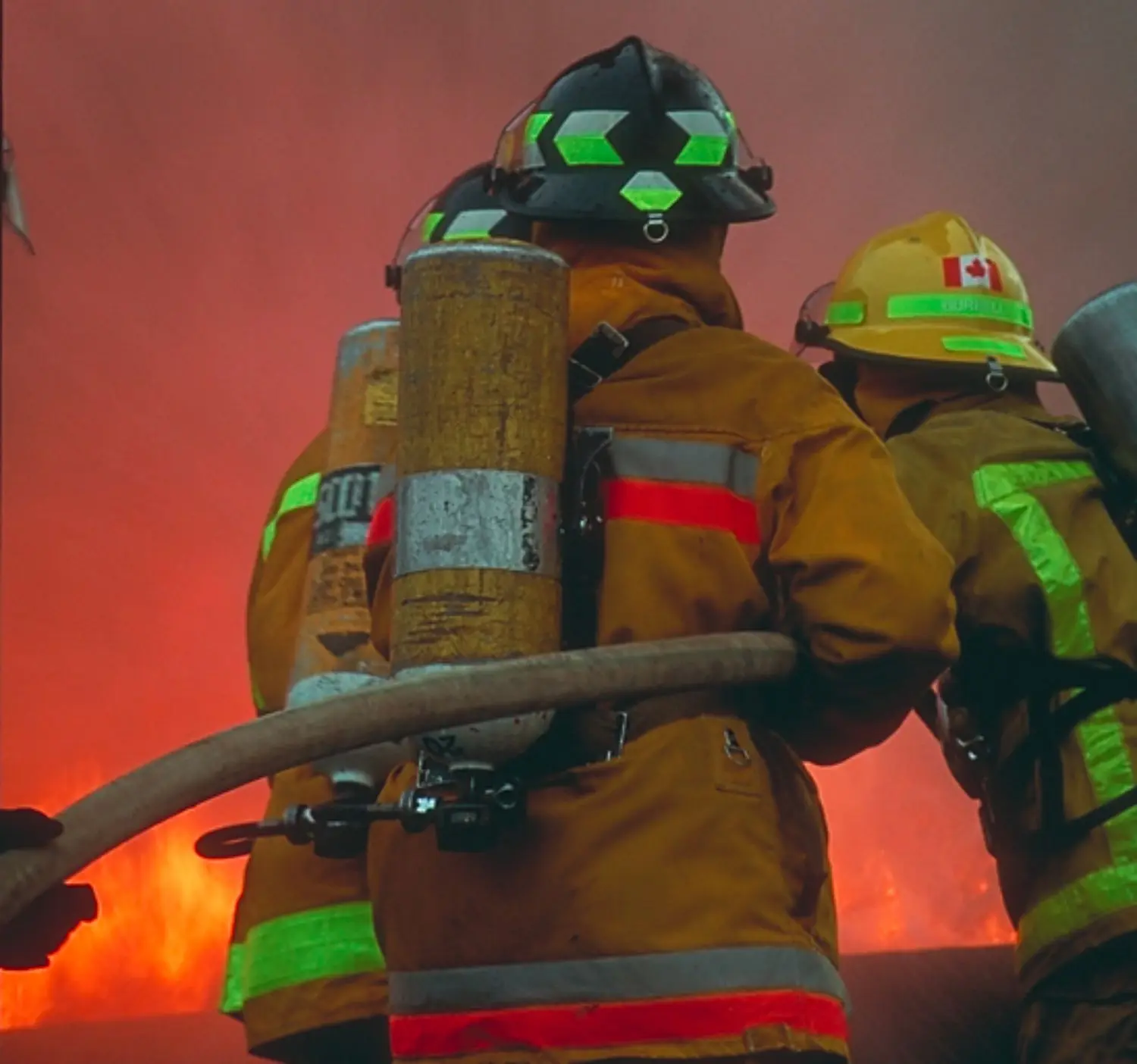 Caso tenha havido danos à propriedade,  reporte o ocorrido às autoridades  competentes. Ao adentrar o local afetado,  tome os devidos cuidados, pois a integridade  de edifícios e estruturas pode ter sido  comprometida.