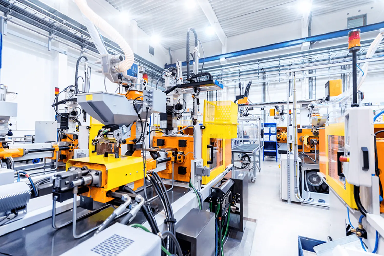 Equipamentos contendo fluidos hidráulicos combustíveis devem ser adequadamente mantidos de forma a reduzir a possibilidade de liberação de óleo pressurizado. Além disso, as condições de organização e limpeza devem ser controladas evitando-se o acúmulo de materiais combustíveis nas proximidades dos locais aonde equipamentos hidraulicamente operados estejam instalados, impedindo assim a formação de condições propícias para a rápida propagação do fogo em caso de liberação e ingnição de fluido hidráulico.