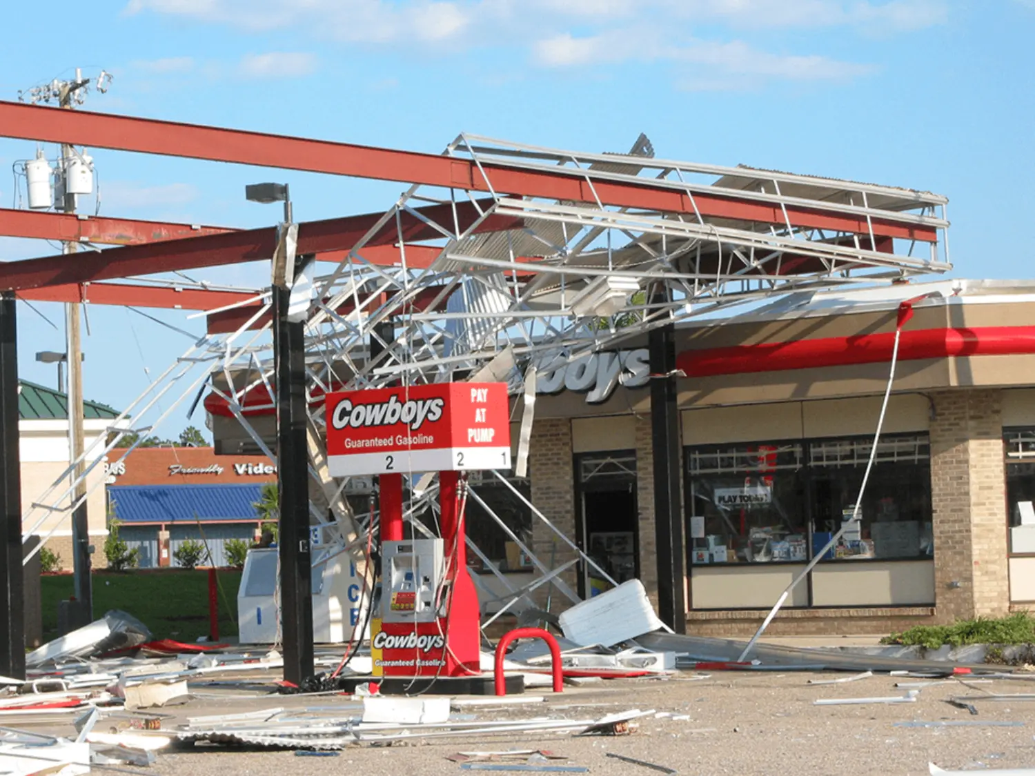 As condições das edificações após um vendaval podem ser perigosas. Não entre em estruturas ou edifícios se estiverem comprometidos.