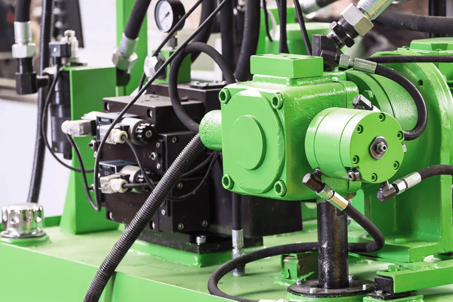 Sistemas hidráulicos devem possuir tubulações metálicas, de preferência sem conexões rosqueadas. Elementos flexíveis devem ser reforçados.