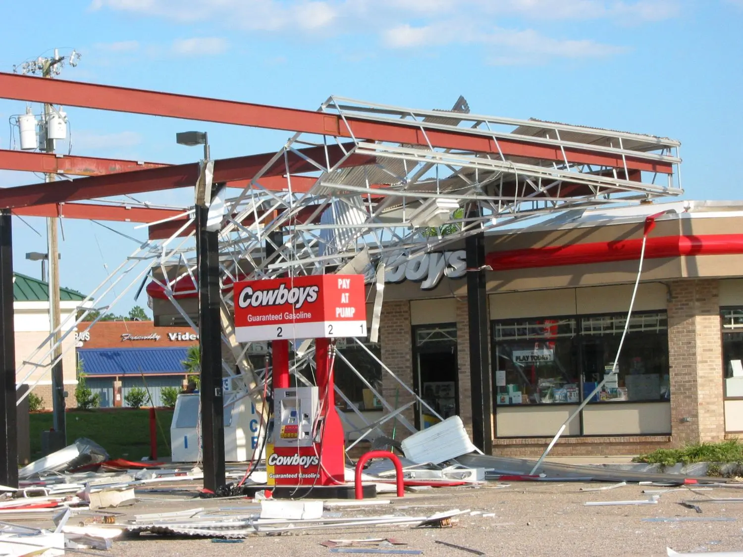 La condiciones después de una tormenta pueden ser peligrosas. No ingrese en las estructuras o edificios si estas están comprometidas.