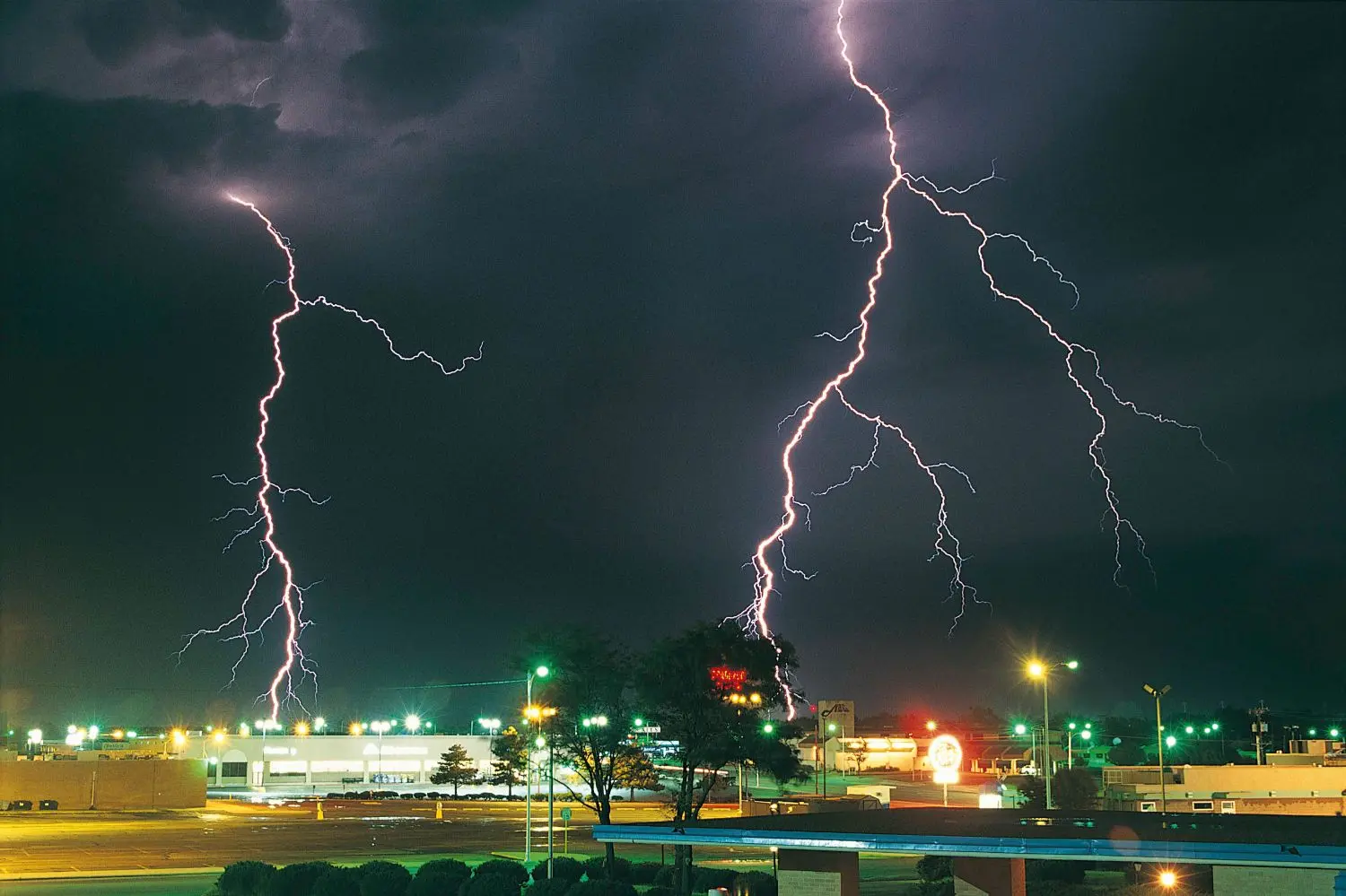 En los EE.UU., se produce un promedio de 20 millones de descargas eléctricas nube-suelo cada año. Cerca de la mitad de todas las descargas tienen, en promedio, más de un punto de impacto en el suelo, por lo que al menos 30 millones de puntos son afectados a cada año en ese país. Fuente: National Severe Storms Laboratory – USA.