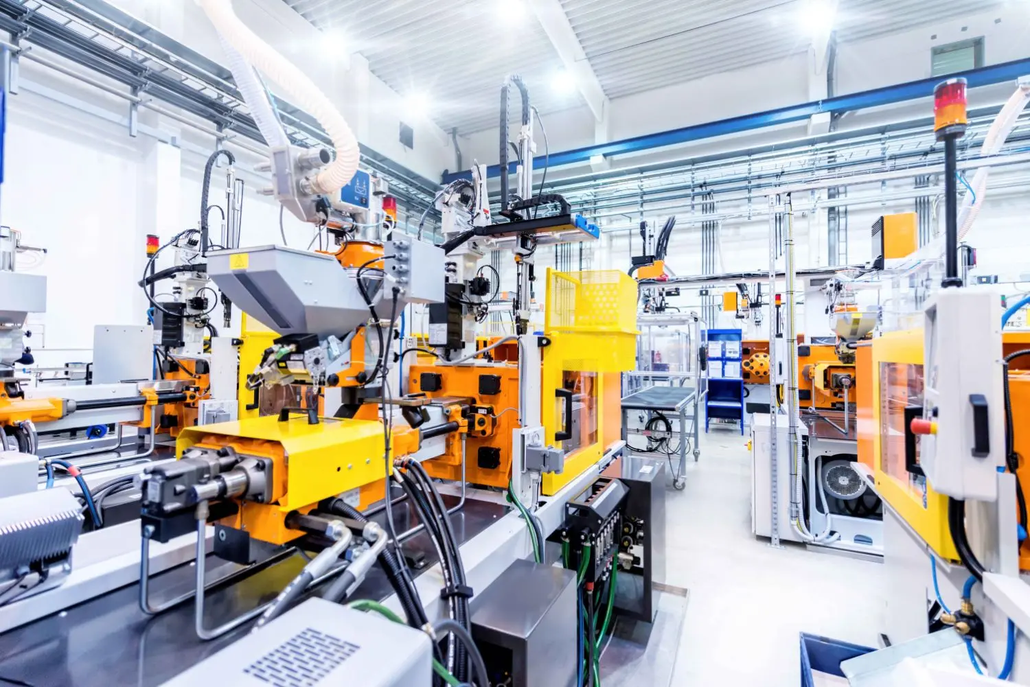 El equipo que contenga fluidos hidráulicos combustibles debe mantenerse adecuadamente para reducir la posibilidad de tener una liberación de aceite a presión. Además, las condiciones de limpieza deben ser monitoreadas de cerca para evitar la acumulación de materiales combustibles cerca de las áreas donde se instalan equipos operados hidráulicamente. Esto ayudará a prevenir condiciones propicias para la rápida propagación del fuego si se libera y enciende el fluido hidráulico. 