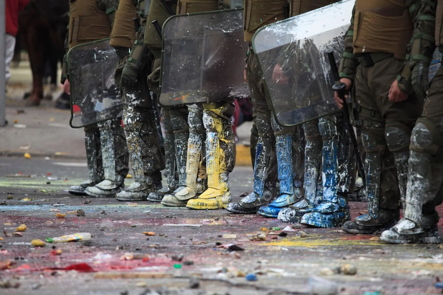  Recientemente, América Latina, Europa y Asia han registrado manifestaciones populares, disturbios políticos y enfrentamientos que han dejado un rastro de destrucción, cuando se quemaron vehículos, se saquearon tiendas y se dañaron propiedades públicas y privadas.