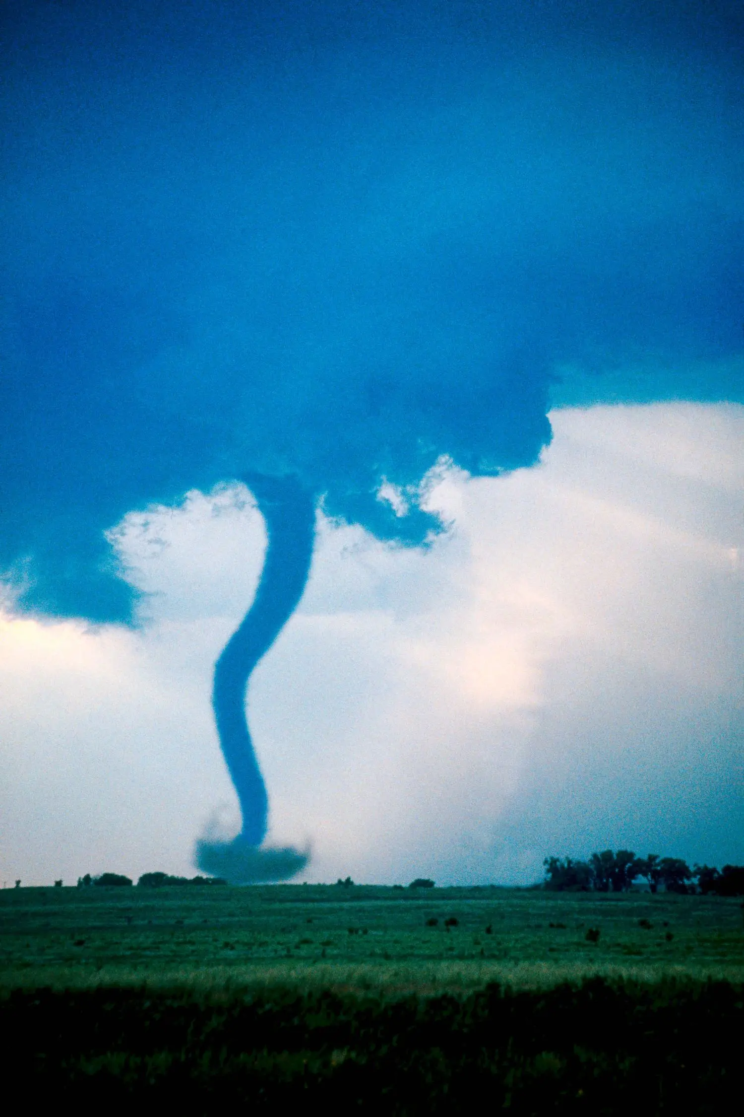 Paneles del techo, paredes, ventanas, y puertas anclados inadecuadamente pueden ser arrancados por vientos fuertes, abriendo la integridad del edificio y permitiendo presurización interna, entrada de lluvia y objetos que causan más daños.