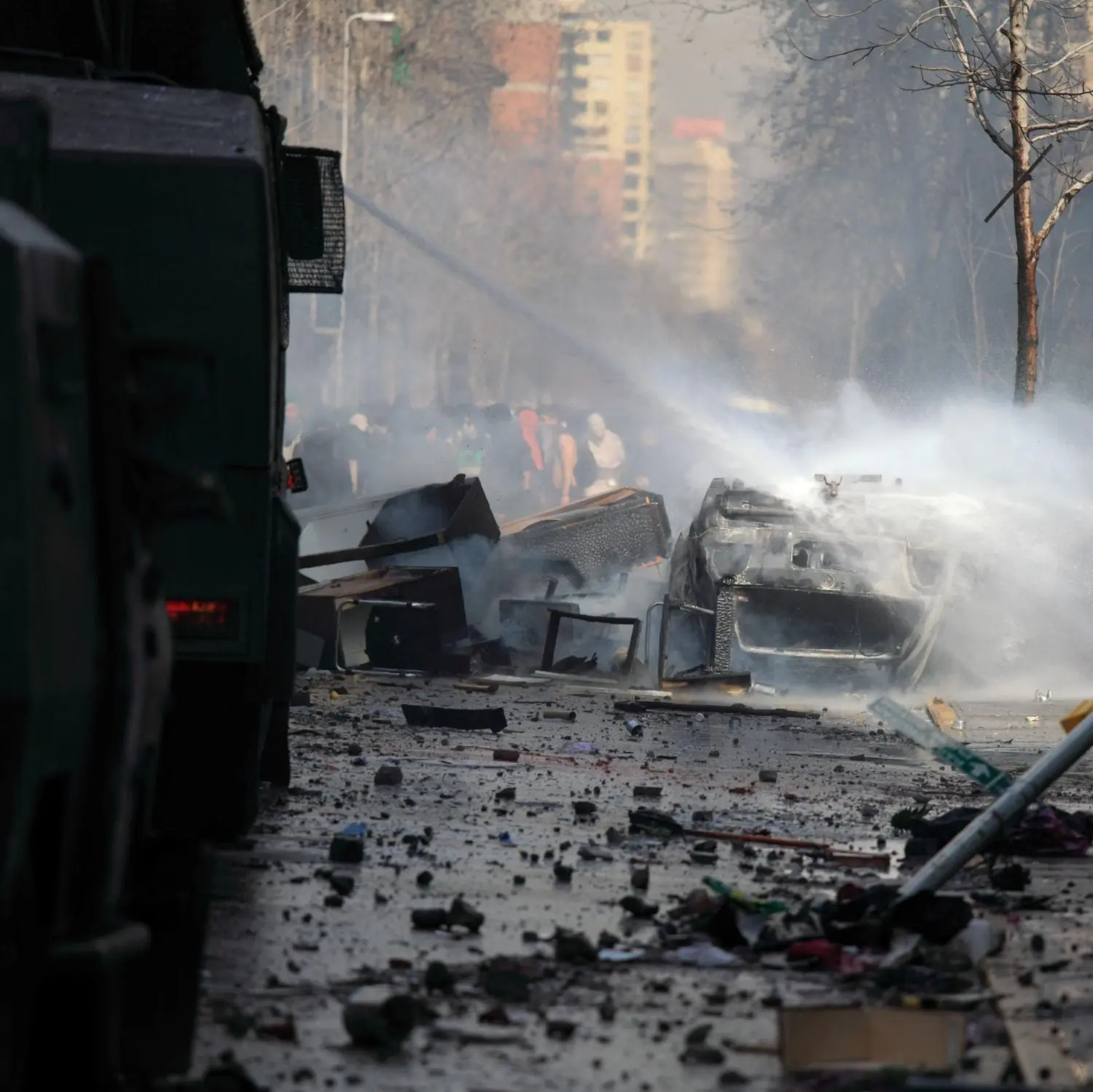 Se debe implementar un plan de acción de emergencia y recuperación, anticipando medidas de contención y recuperación por posibles impactos que las perturbaciones pueden causar. En este sentido, es importante establecer una línea de comunicación directa con la policía y el cuerpo de bomberos, entre otras autoridades. 