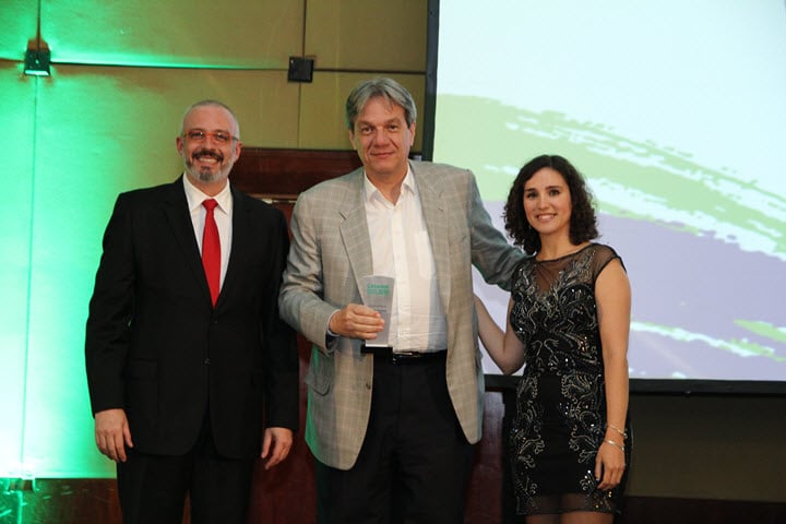 Joao Nogueira Batista, CEO Corporate Solutions Brazil, collecting the award at The Brazilian Insurance Awards 2016