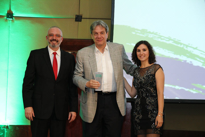 Joao Nogueira Batista, CEO Corporate Solutions Brazil, collecting the award at The Brazilian Insurance Awards 2016